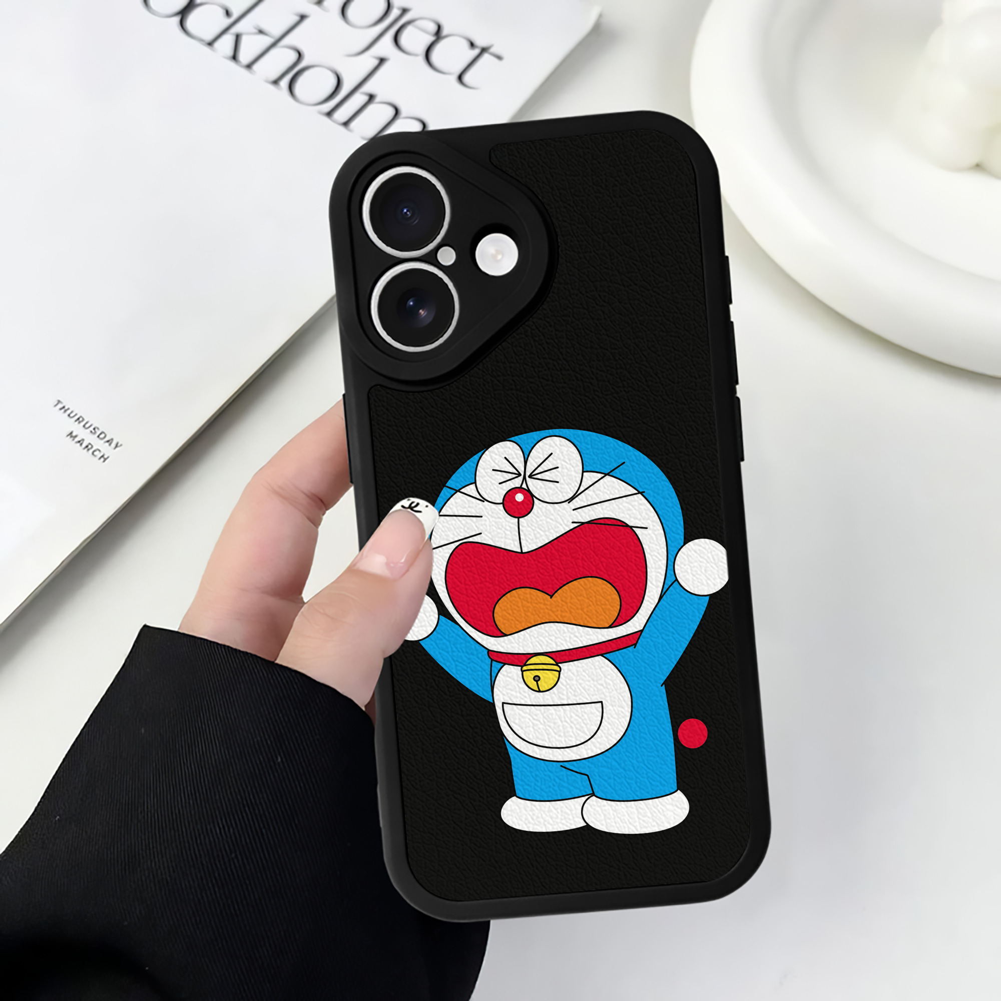 （画像用） ドラえもん Doraemon 【iPhone 16シリーズ対応】シリコンスマホケース（レザー調） 材質：シリコン